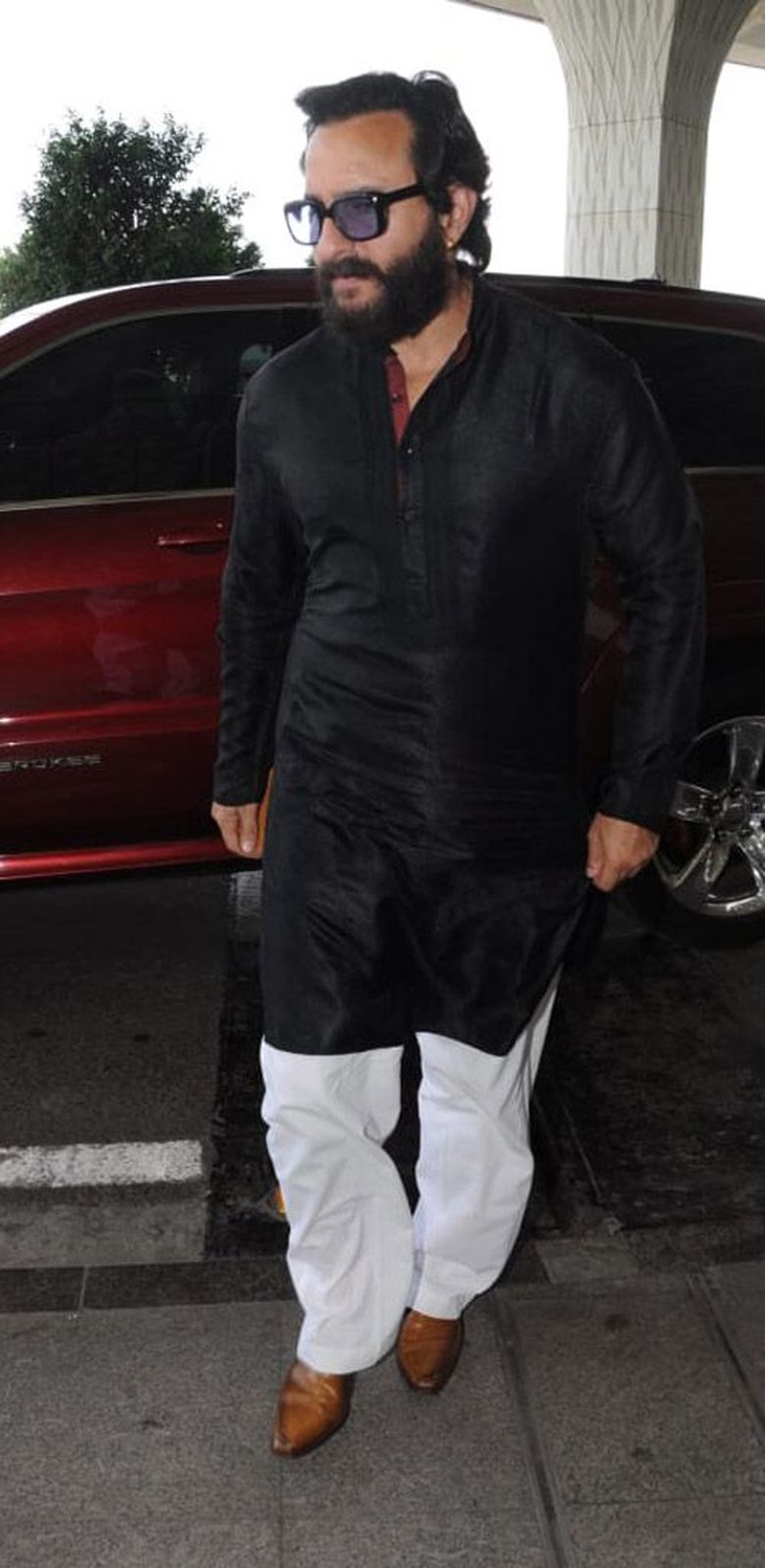 4 Simple Style Hacks To Learn From Saif Ali Khan On How To Look Like A Royal In Kurta Pyjama 4 Simple Style Hacks To Learn From Saif Ali Khan On How To Look Like A Royal In Kurta Pyjama