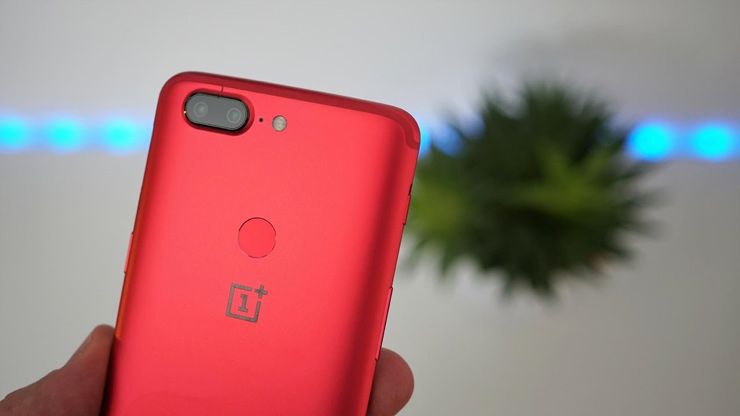 The OnePlus 5T Lava Red Edition Is The Most Alluring Device Yet
