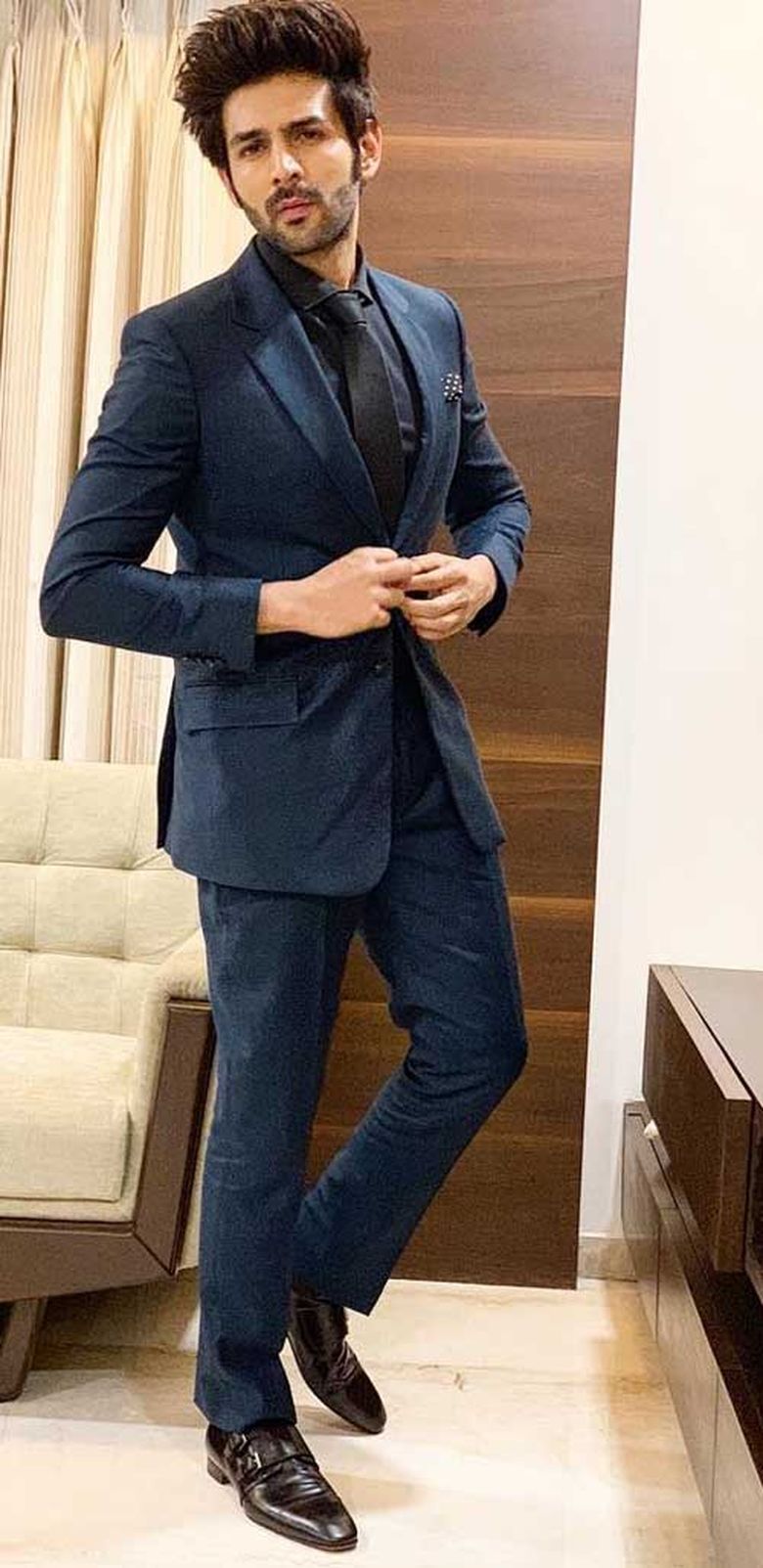 7 Super Easy Dressing Hacks For Short Men That Make Them Look Taller 7 Super Easy Dressing Hacks For Short Men That Make Them Look Taller