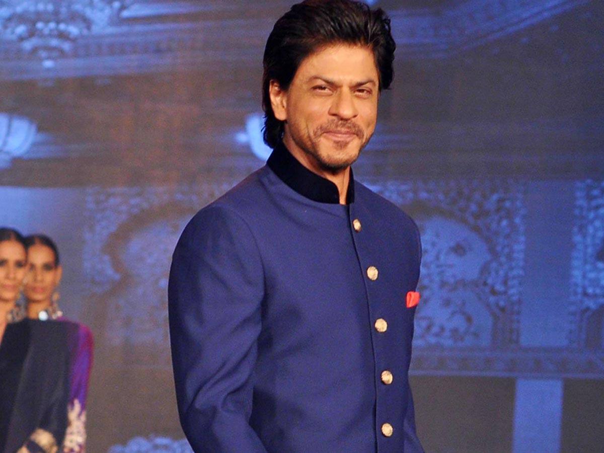 srk formal dress 8 Times The Entire Bollywood Got Schooled By SRK On How To Wear A Dhoti