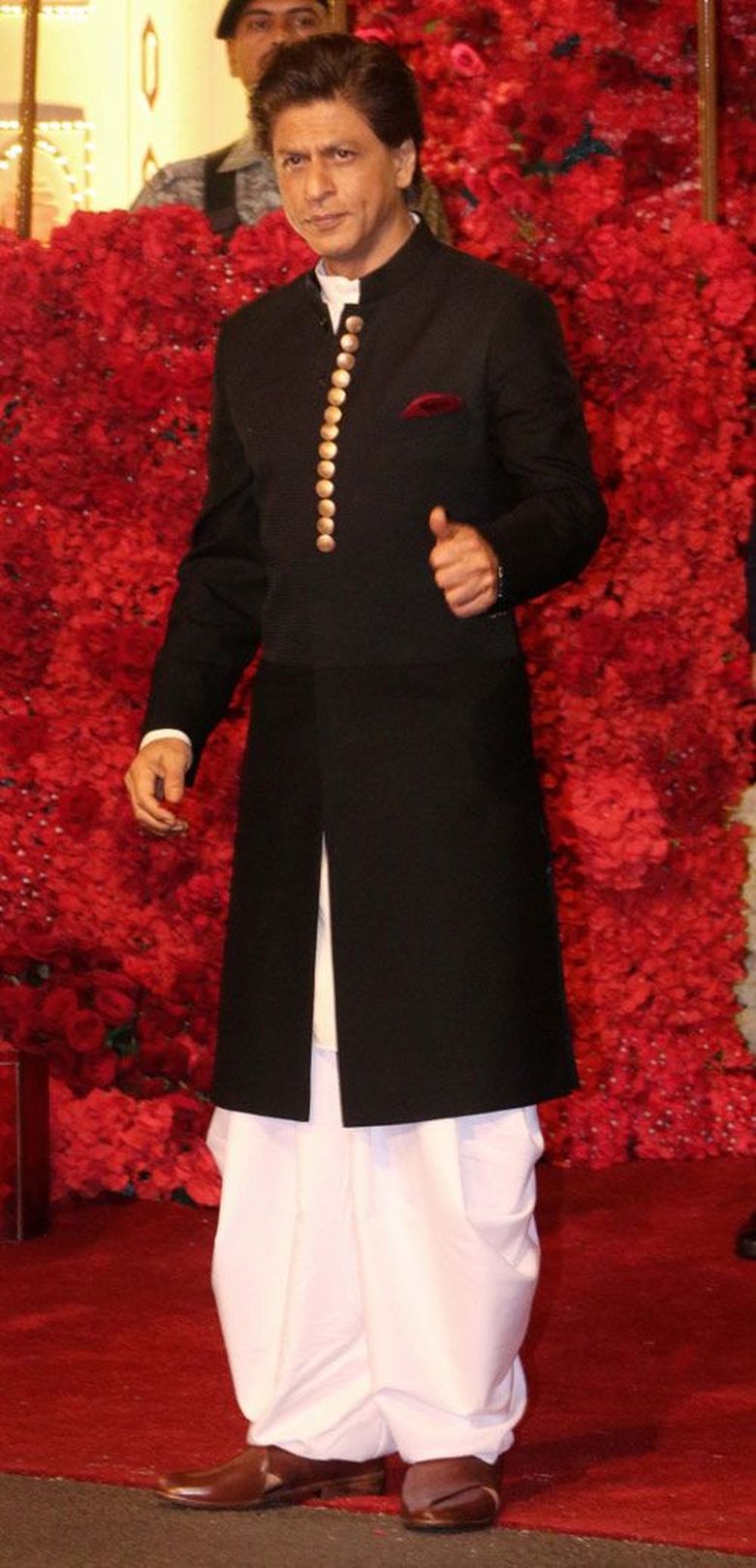 srk formal dress 8 Times The Entire Bollywood Got Schooled By On How To Wear A Dhoti newsummer