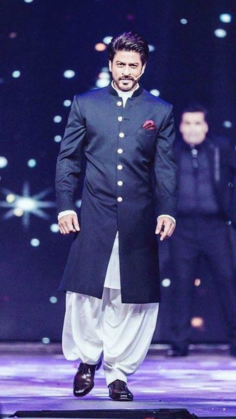 sachin and babi light blue dress Shah Rukh Khan looks good even when he dresses up like a 20-year-old;  here's proof