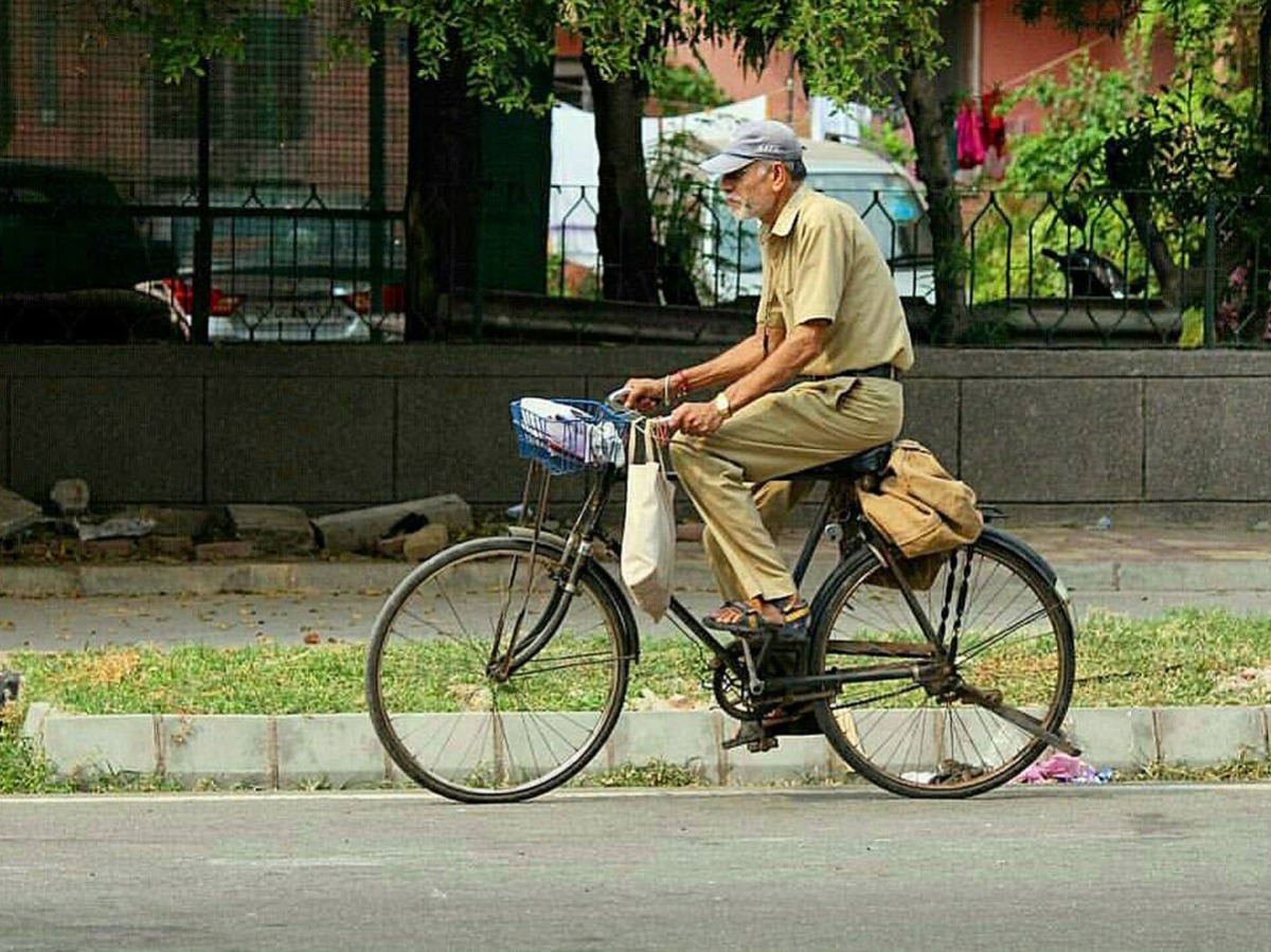 Postman Who Used To Walk 15kms Everyday For 30 Years Has Retired