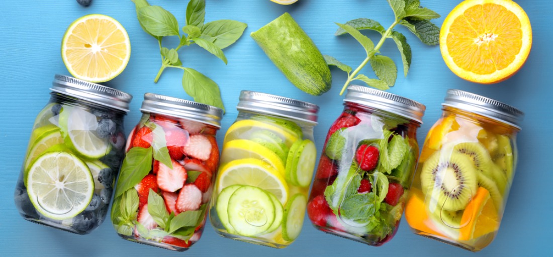 डिटॉक्स वॉटर क्या है और स्किन / सेहत के लिए क्यों फायदेमंद है? | Benefits  Of Detox Water