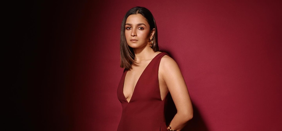 alia red dress Alia Bhatt stuns in a festive red dress this Christmas, and fans can't stop admiring her elegant and cheerful look. Perfectly capturing the holiday spirit, her style is classy, radiant, and full