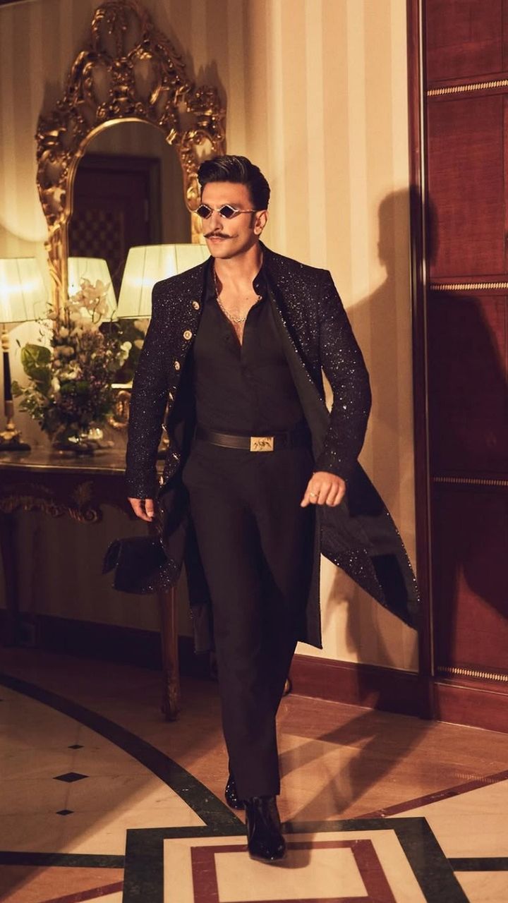 10 Tips to Be the Best-Dressed Man at Any Christmas Party