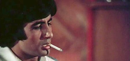 amitabh bachchan smoked 200 cigarettes एक दिन में 200 सिगरेट और शराब पी जाया करते थे अमिताभ बच्चन, खास वजह से बिग  बी ने किया खुद को नशे से दूर