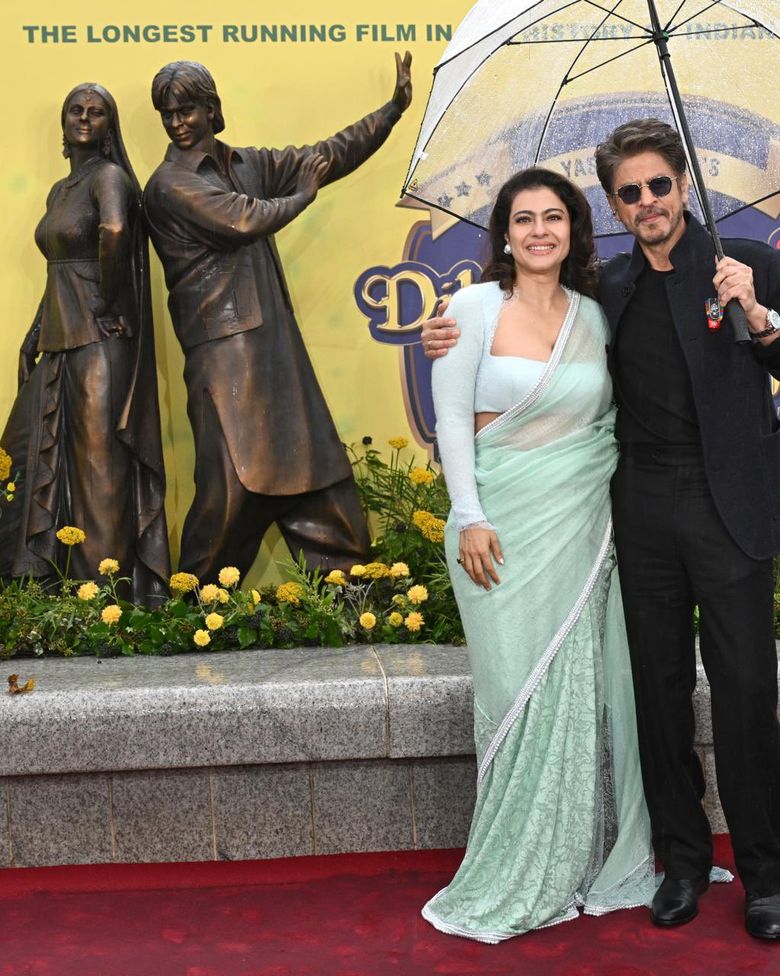 Shah Rukh Khan Kajol Unveil Historic DDLJ Bronze Statue In London Fans Are Elated Watch Shah Rukh Khan Kajol Unveil Historic DDLJ Bronze Statue In London Fans Are Elated Watch